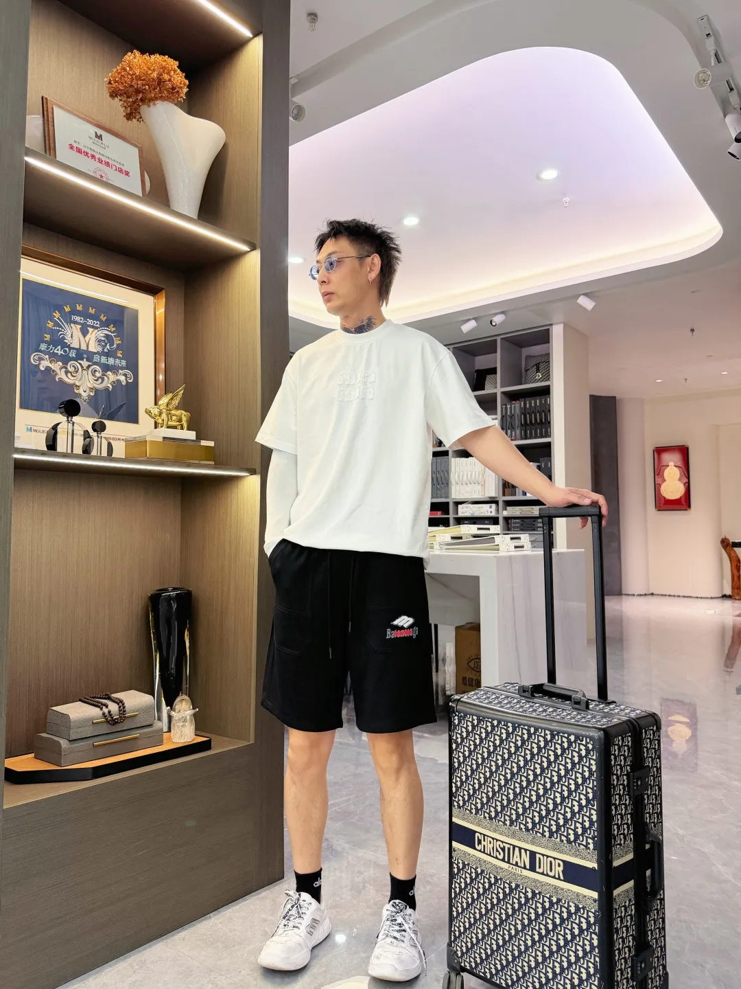 Balenciaga's three-standard complete 2026 summer New Arrival men's casual shorts, advanced custom-made Breathable fabric, Breathable fabric, extremely stretchy and comfortable, impeccable details, top-grade accessories, original logo design concept, delicate and soft feel! The upper body fit is awesome! Size: M-XXXL Please state your height and weight when ordering